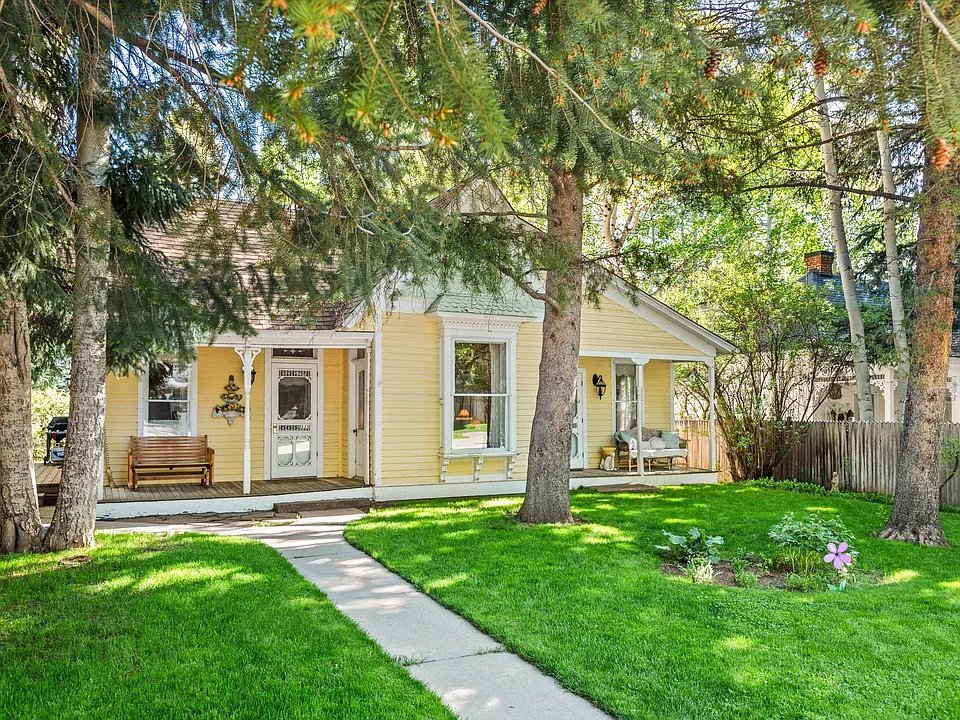 406 W Smuggler St