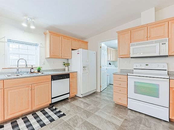 4th image of 28 Sunset Ln