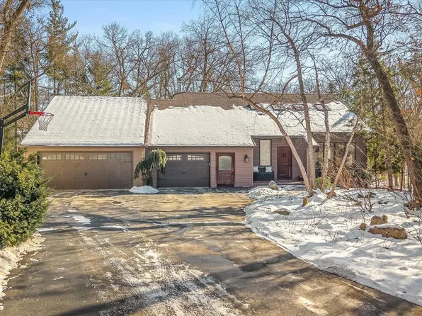 7447 Stacy Ct, Roscoe, IL 61073