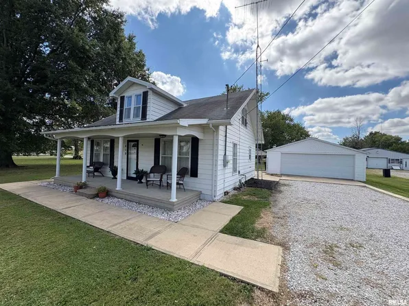 619 E 1st St, Kinmundy, IL 62854