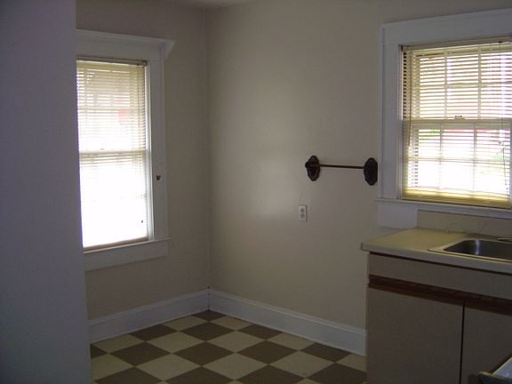 5th image of 920 Lexington Ave APT A