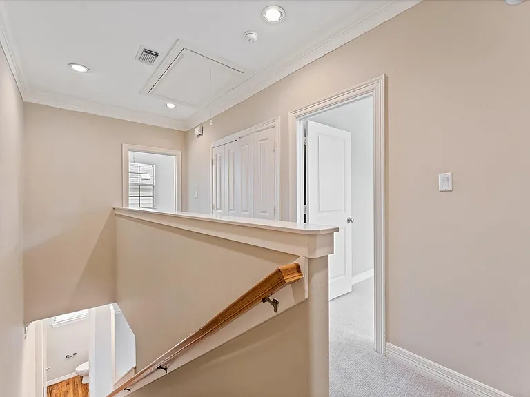 906 Reinicke St — Photo 16