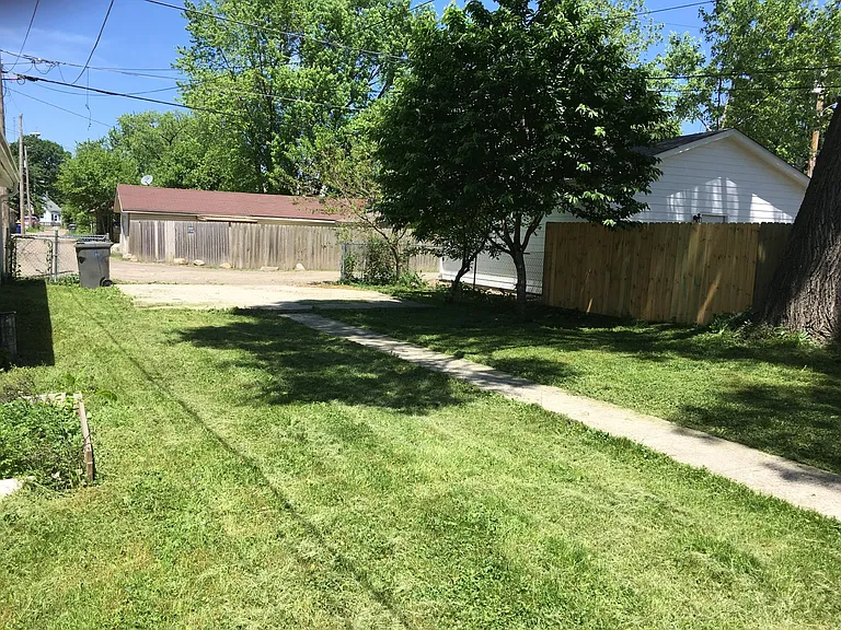 1816 Woodlawn Ave — Photo 16