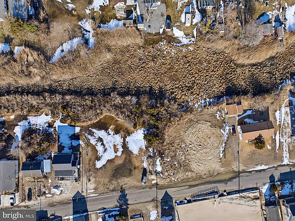 2nd image of 102 Delaware Ave