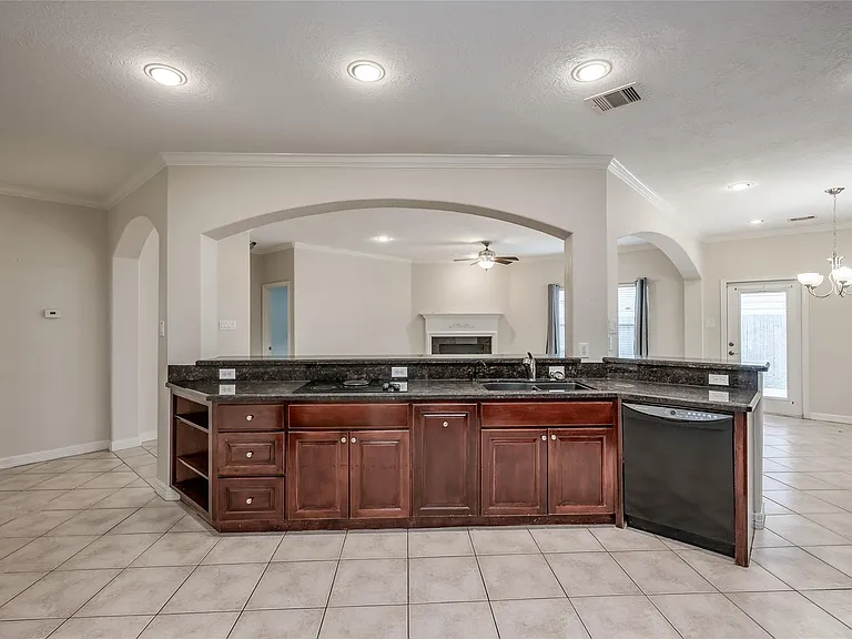 930 Lawrence St — Photo 10
