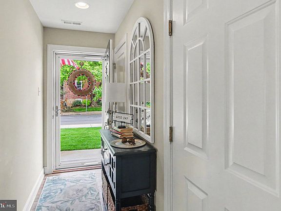 3rd image of 301 W Hamlin Ave