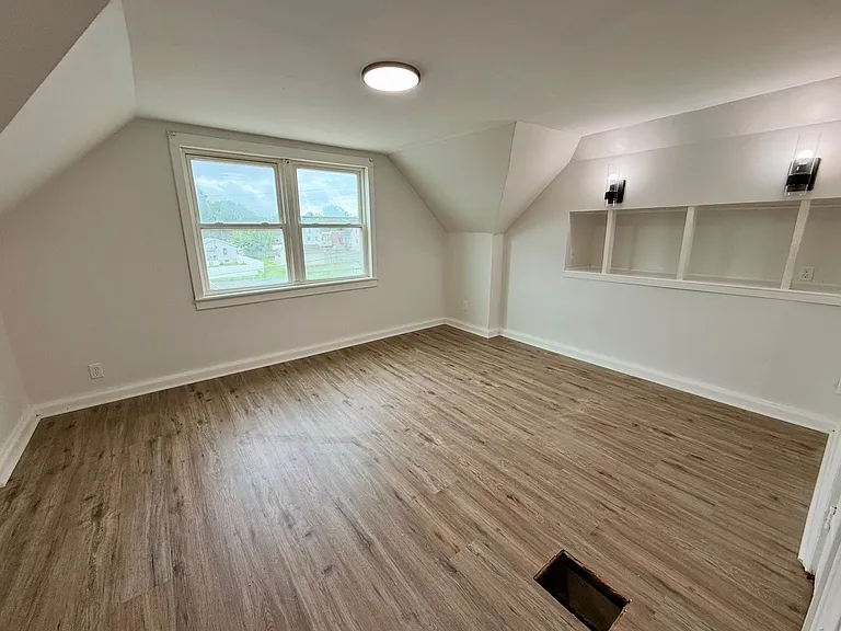 757 Regina Ave — Photo 7