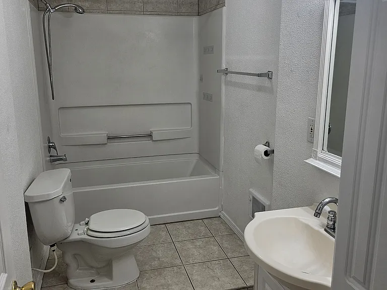 204 Lincoln St — Photo 7