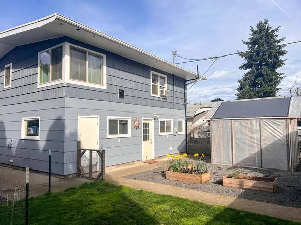 154 1/2 Cleveland St, Lebanon, OR 97355