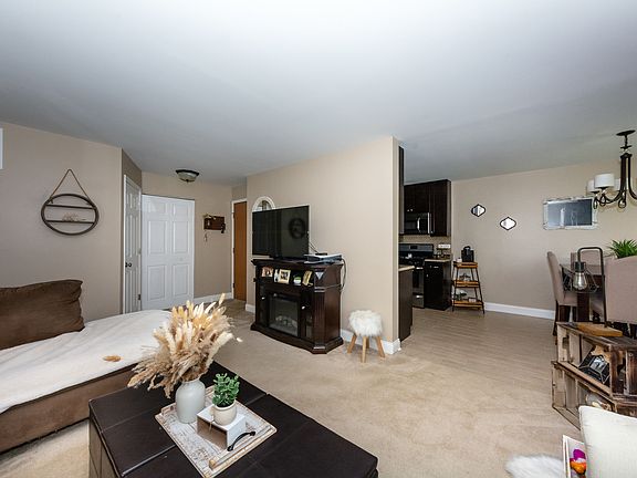3rd image of 322 Newport Ln APT D1