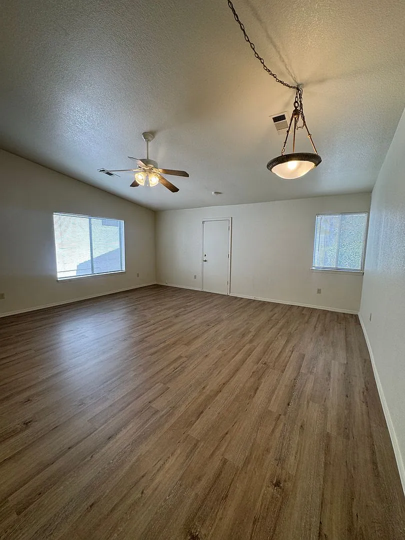 *Move In Special $500 Off First Months Rent* Spacious 2 Bed 2 Bath House In The Tanglewood Subdiv... — Photo 1