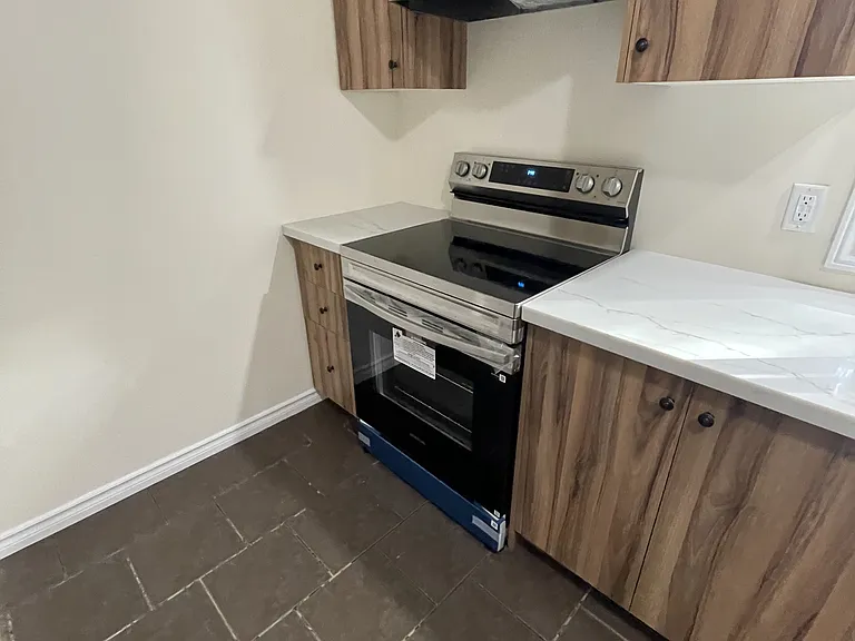 37 E Rutherford Dr #MAIN FLOOR — Photo 11