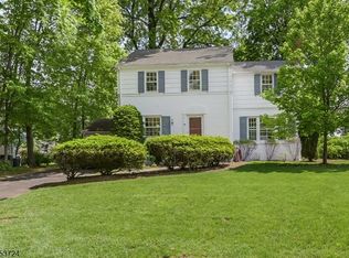 22 Reeve Cir, Millburn, NJ 07041