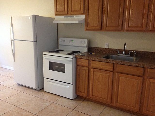 2nd image of 913 Brack St