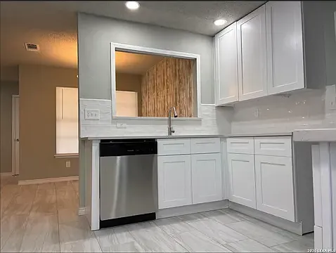 5 bed, 1990 sqft, $2,350 — Photo 4