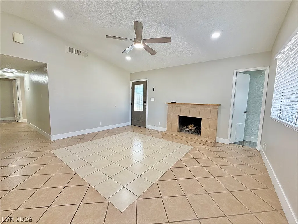 4 bed, 2.0 bath, 1296 sqft, $2,100 — Photo 4
