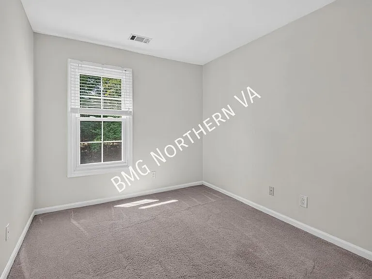 43790 Laburnum Sq — Photo 23