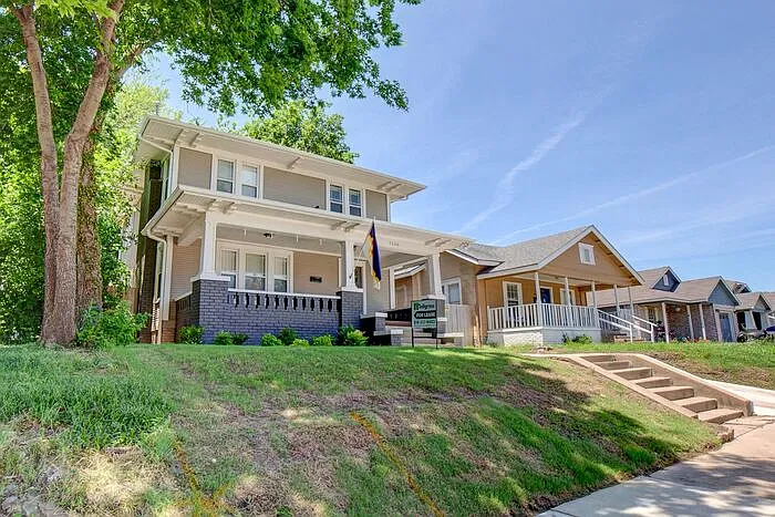 1136 N Main St