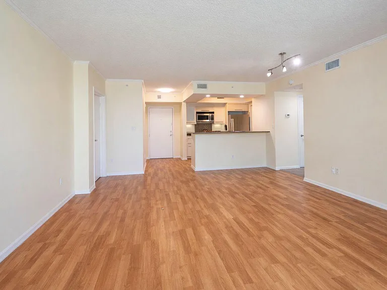 401 SW 4th Ave #401 — Photo 11