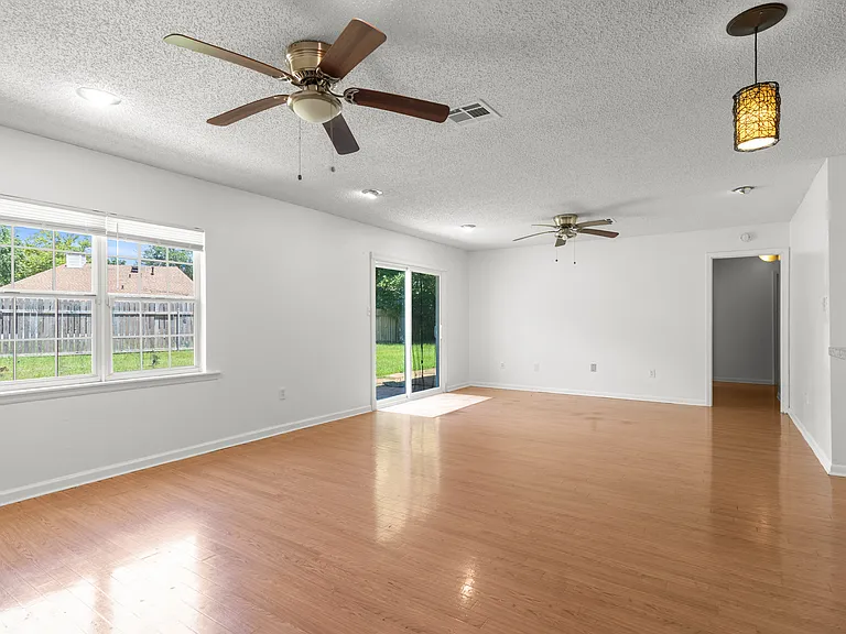 110 Charles Dr — Photo 3