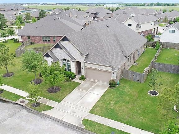 Oversized lot with plenty of parking space