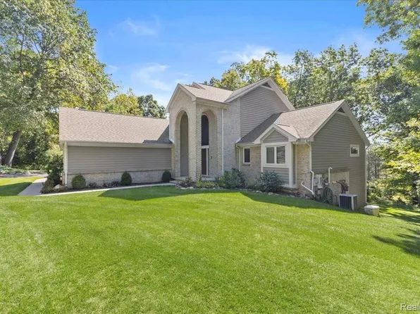860 Galahad Dr, Ortonville, MI 48462