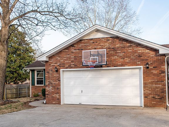3rd image of 1205 Woodbridge Dr