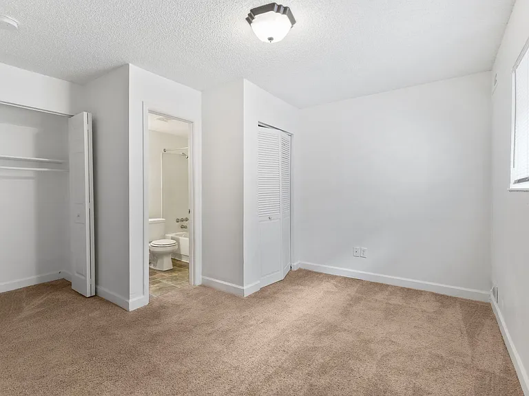 Balsam Avenue Apartments - The Courts — Photo 23