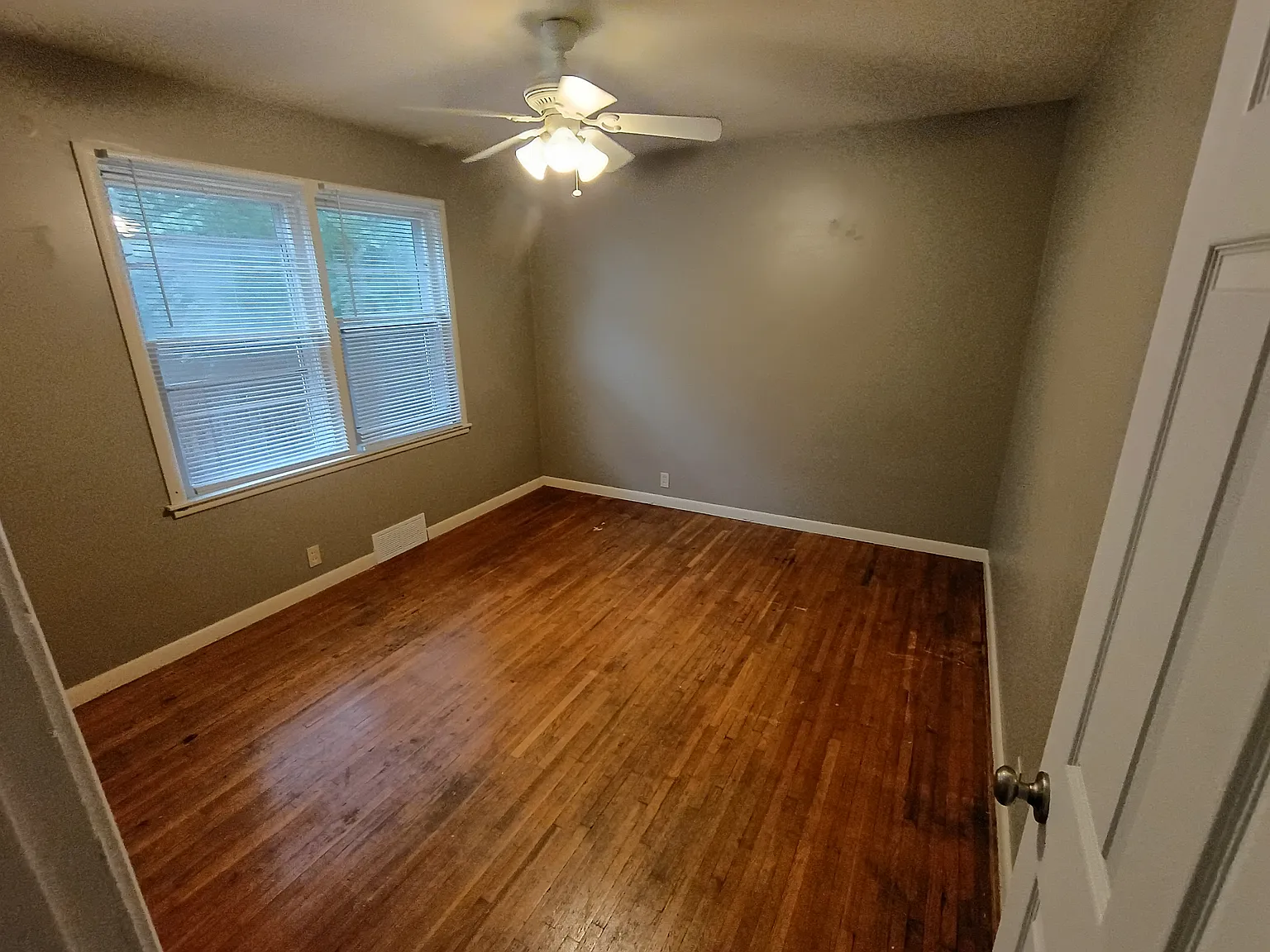 7 bed, 3075 sqft, $2,400 — Photo 4