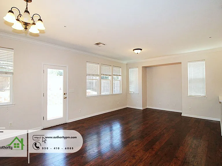 2109 Vienna Way — Photo 3