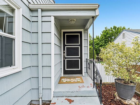 3rd image of 517 Bronson Way NE