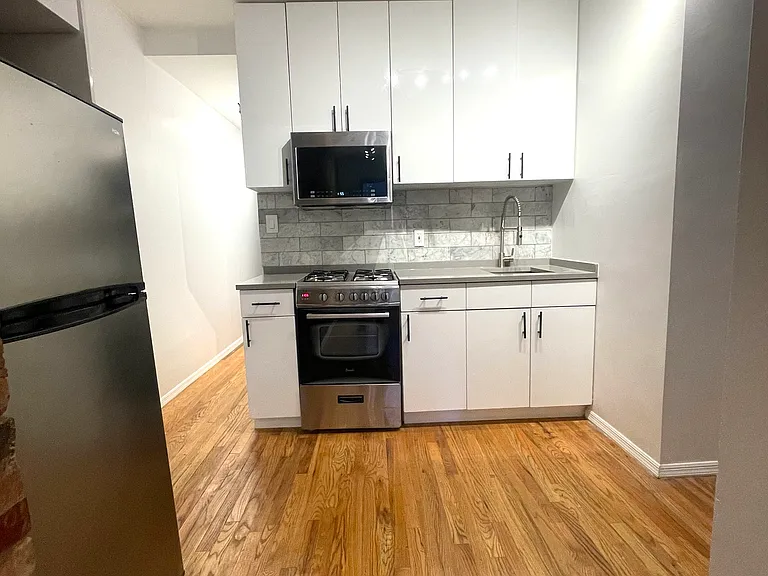 336 E 13th St #E2 — Photo 2