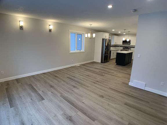 5th image of 127 Athabasca Cres