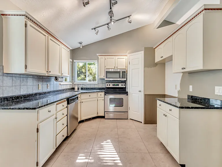 582 E Meadow Hill Dr — Photo 5