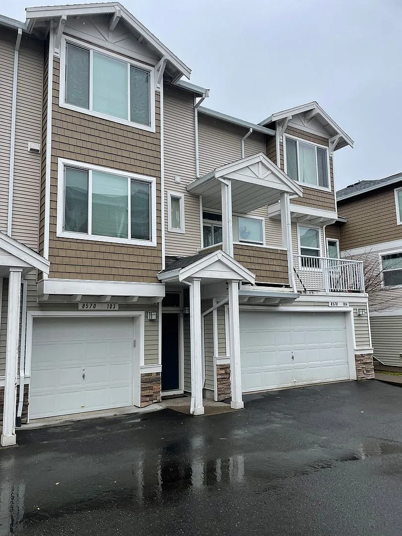 Beautiful Murray Hills Condo Townhome Now Available For Lease — Photo 1