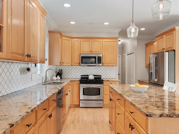 9 Angelas Way, Burlington, CT 06013