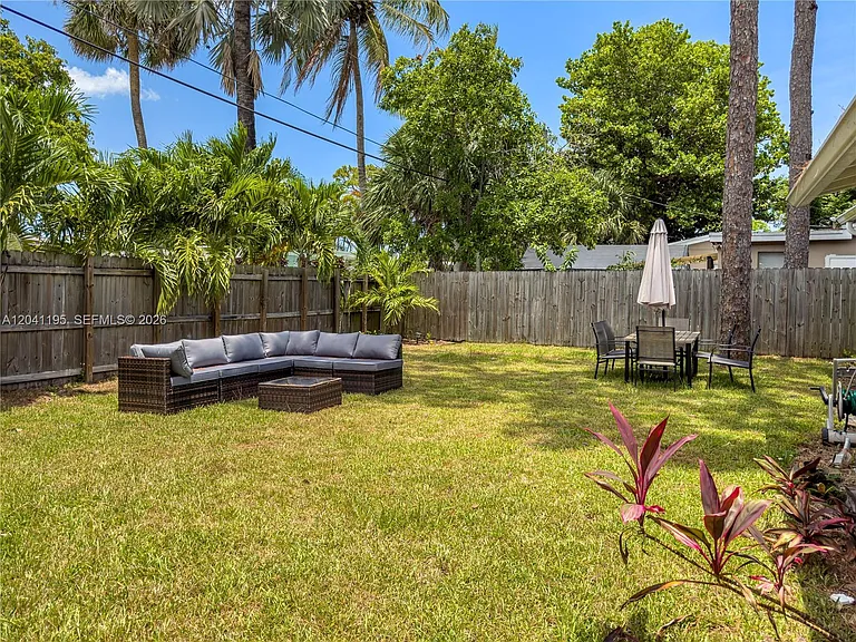 1813 SW 10th St — Photo 35