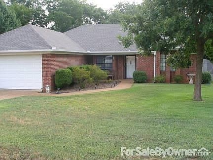 Fantastic Neighborhood : Large yard front and back with privacy fence, gazebo and 8x12 storage build