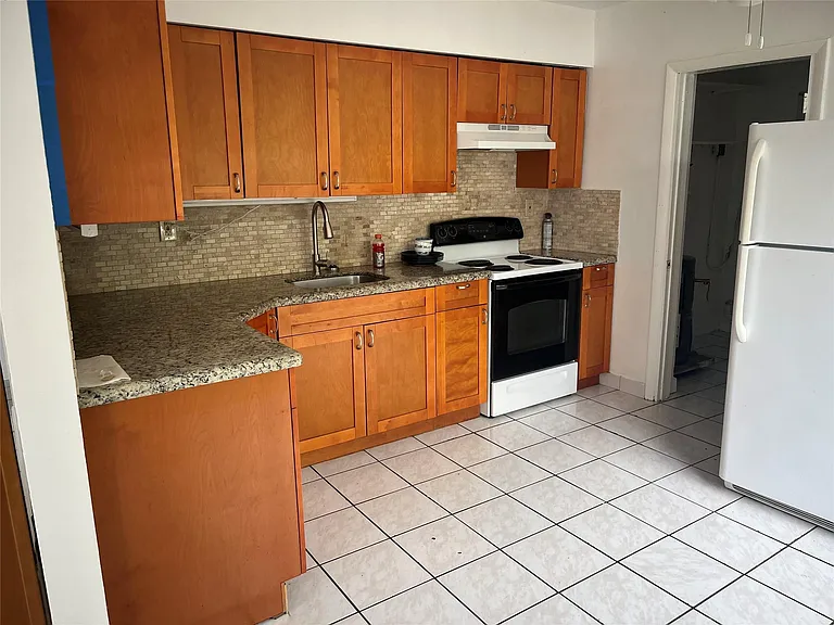 231 SW 8th St #1 — Photo 9