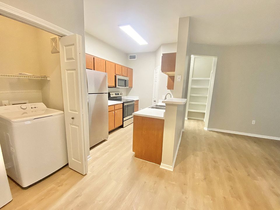 At Vance Jackson, we have all you need to feel right at home. Located in beautiful San Antonio, our prime location is near many restaurants, retail, and much more.