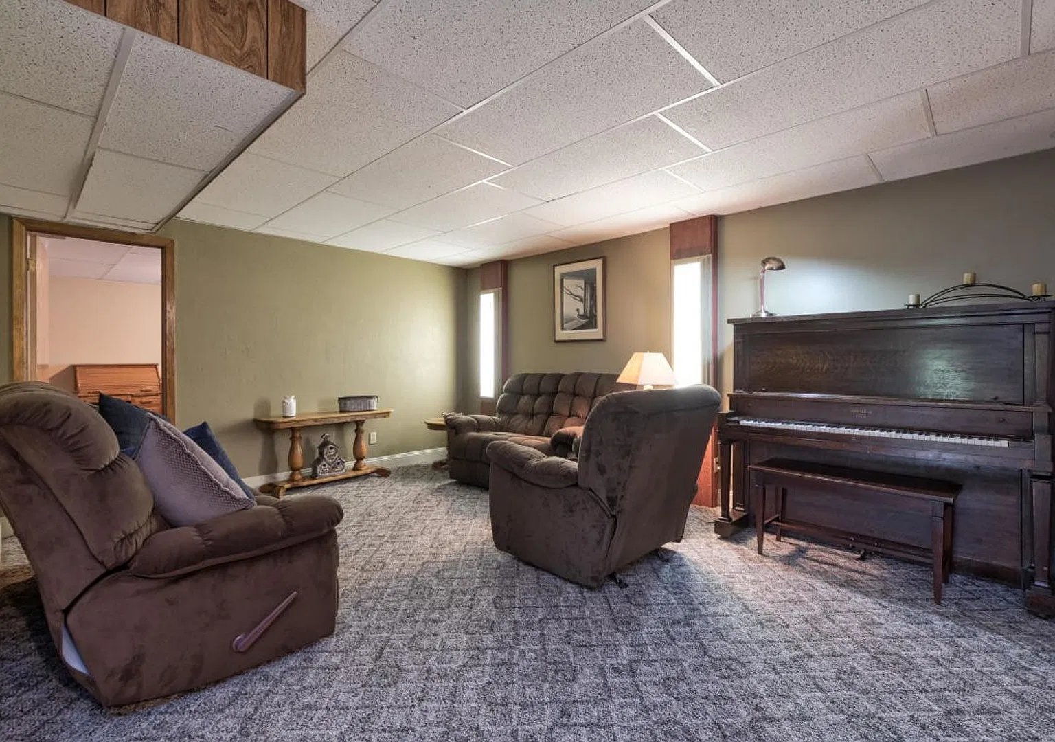 Large Corner Lot Home - 4 bed - 3 bath — Photo 2