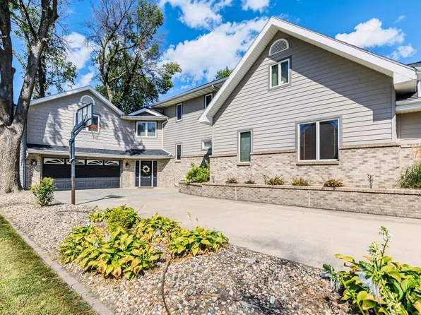 303 Avenue D E, Lake Park, IA 51347