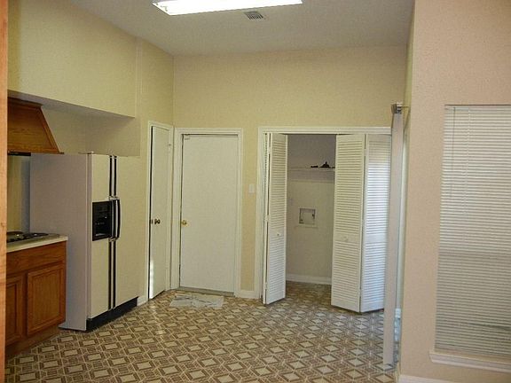 3rd image of 3118 Hollow Creek Dr