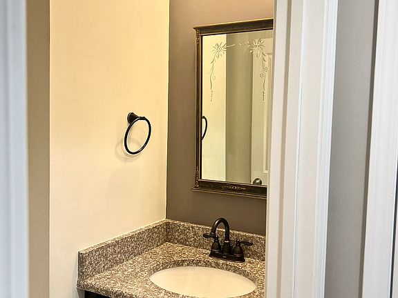 5th image of 555 Clark St