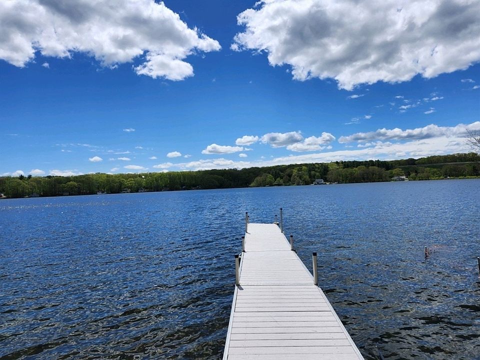 1st image of 37 Lakeshore Dr