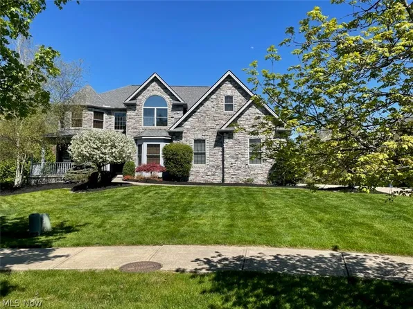 18643 Comstock Cir, Middleburg Heights, OH 44130