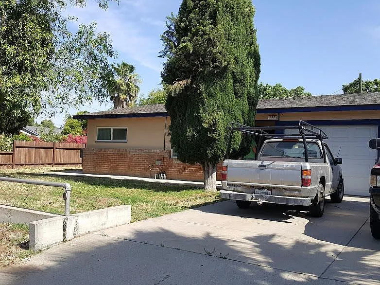 593 W Bullard Ave photo 1