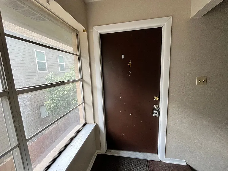 1107 N Locust St — Photo 13