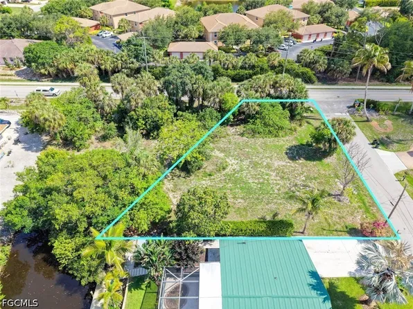 27312 Buccaneer Dr, Bonita Springs, FL 34135