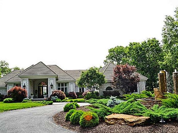 3rd image of 8330 Eagle Crest Ln